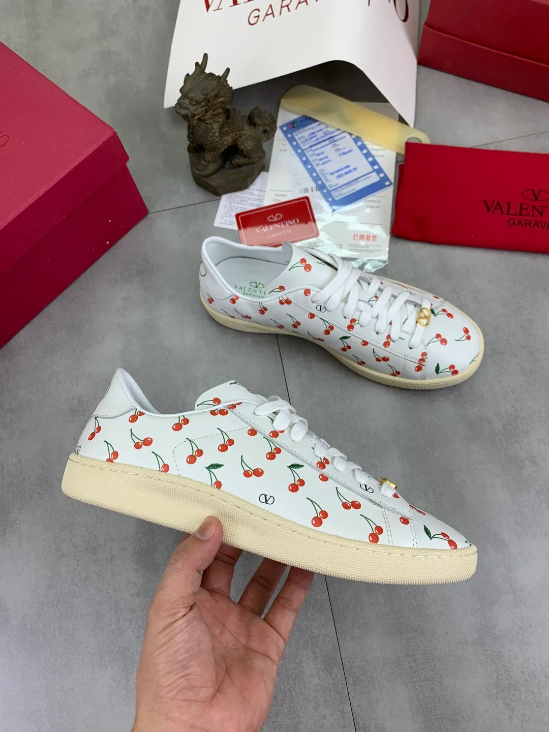 Men's men's shoes 💰P520 New style 💰 Top version Valentino Valentino 25/ Royco series Cherry 🍒Couple style Casual sneakers White shoes Original purchase and development Production Classic and timeless low-top sneakers outline a lazy silhouette, supplemented by low-key and restrained brand details, evolved into a must-have item in the wardrobe, comfortable and versatile!  ✔️Fabric: Original customized first-layer cowhide ✔️Inner lining: Imported breathable sheep lining ✔️Sole: Original molded anti-slip rubber material ✔️Size: 38-45